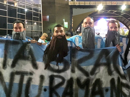 梅西留胡子这事儿已被球迷“玩儿坏”。