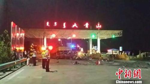 呼和浩特吊车失控连撞16车：死亡人数增至5人