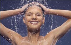 炎炎夏日 这样洗澡帮你赶走这6种小病