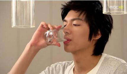 一出国就找不到热水喝 西方人不喝热水？