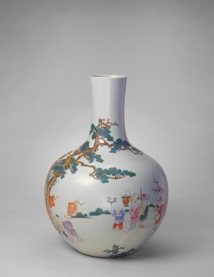 清乾隆粉彩婴戏天球瓶