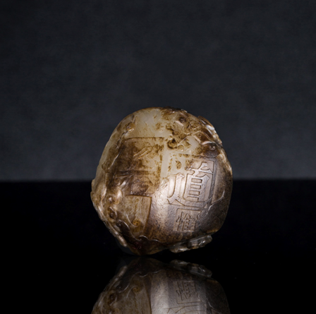 　　01169孙澎和田玉籽料四神锦灰堆.四神又称四象，即青龙，白虎，朱雀和玄武，是汉族人民所喜爱的吉祥物。这四组动物，也是古代汉族神话中的四方之神灵。在汉族民俗文化中，四神有祛邪、避灾、祈福的作用?；嬷啤敖趸叶选奔际鹾扛?，绘画者需多才多艺，制作难度大，耗时之长，胜任者极少，所以日渐萎缩，终成绝响。艺术家将锦灰堆这一绝活重现在玉石上,实属难得,凸现了艺术家高超的绘画基础和精湛的玉雕技术。