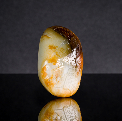 　　01208孙澎和田玉籽料锦灰堆问鼎天下把件. 鼎是我国青铜文化的代表，在古代被视为立国重器，是国家和权力的象征。直到现在，中国人仍然有一种鼎崇拜的意识，“鼎”字也被赋予“显赫”、“ 尊贵”、“盛大”等引申意义.问鼎天下 寓意吉祥。