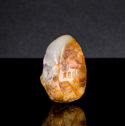 　　01304李清燕和田玉籽料锦灰堆兵马俑把件和田玉籽料雕刻而成，上雕陶俑，陶马，秦文字等。兵马俑的塑造，装束、神态各异，手法细腻、明快。颇具有历史感和沧桑感。