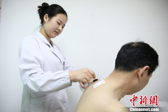 南京数千人预约“冬病夏治”专家提醒网购三伏贴不靠谱