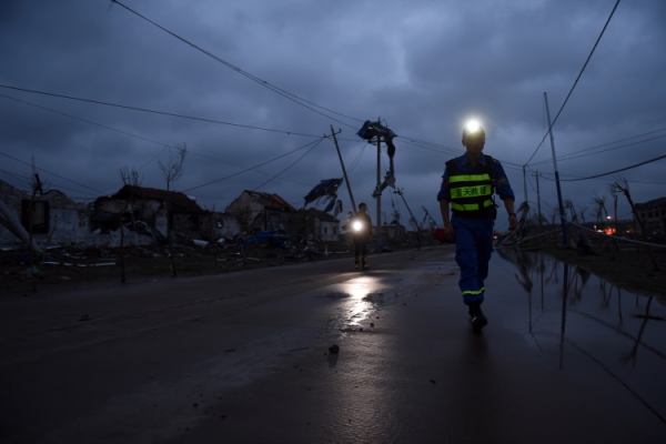 新华社照片，盐城（江苏），2016年6月24日
    黎明中的全面搜救
    6月24日黎明，搜救人员在盐城市阜宁经济开发区北陈村进行排查搜救。
    黎明时分，搜救人员继续在江苏省盐城市阜宁县受灾地区对厂房、民居等展开全面排查搜寻，营救受灾群众。23日下午，江苏省盐城市阜宁县、射阳县部分地区突发龙卷风冰雹严重灾害，多个乡镇受灾，造成大量民房、厂房、学校教室倒塌，部分道路交通受阻。据初步统计，已造成78人死亡，约500人受伤。
    新华社记者韩瑜庆摄