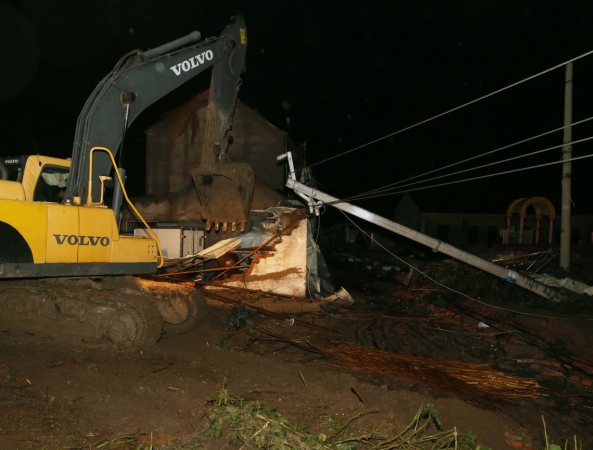 新华社照片，盐城（江苏），2016年6月24日 
    清理废墟
    6月24日凌晨，救援人员驾驶挖掘机在阜宁县陈良镇受灾村庄清理废墟。
    23日下午，江苏省盐城市阜宁县、射阳县部分地区突发龙卷风冰雹严重灾害，多个乡镇受灾，造成大量民房、厂房、学校教室倒塌，部分道路交通受阻。据初步统计，已造成78人死亡，约500人受伤。
    新华社记者 丁汀 摄