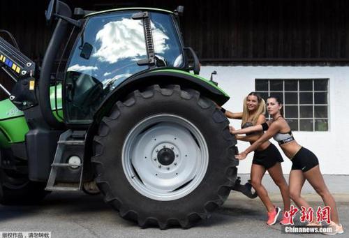 当地时间2016年6月22日，德国Apfeldorf，当地女性拍摄2017年“巴伐利亚农民之妻”日历。