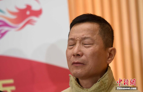 6月23日晚11时30分，香港特区政府消防处处长黎文轩回应九龙淘大工业村火灾事件，谈及殉职的消防员时一度落泪。淘大工业村一迷你仓库发生四级火，截止24日凌晨1时，焚烧超过60小时仍未扑灭，已有两名消防员在本次火灾中殉职。 中新社记者 张宇 摄