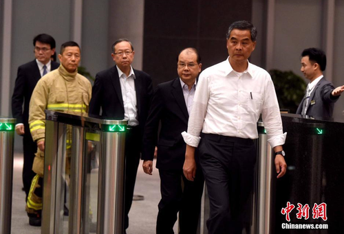 6月23日晚11时30分，香港特区行政长官梁振英就九龙淘大工业村火灾及引起相关问题举行跨部门记者会。淘大工业村一迷你仓库发生四级火，截止24日凌晨1时，焚烧超过60小时仍未扑灭，已有两名消防员在本次火灾中殉职。 中新社记者 张宇 摄