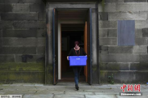 资料图：当地时间2016年6月22日，英国爱丁堡，英国脱欧公投在即，当地投票站准备工作进行中。 