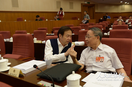 全国政协十二届常委会第十六次会议全体会议23日在京举行，15位常委和委员围绕“实施精准扶贫、精准脱贫，提高扶贫实效”做大会发言。本报记者齐波摄3