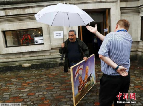 当地时间6月23日，英国利物浦，民众前往投票站投票。