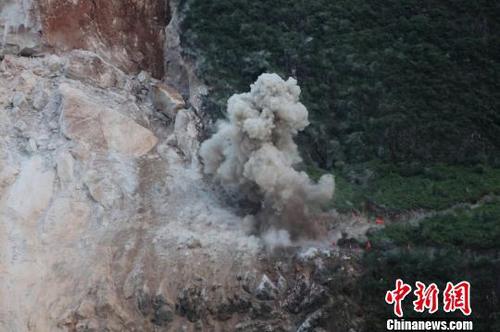 图为平乐县山体坍塌救援现场。 李斌 摄