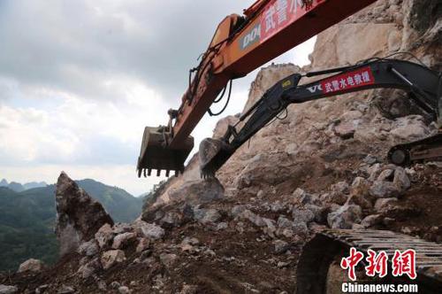 图为平乐县山体坍塌救援现场。 李斌 摄