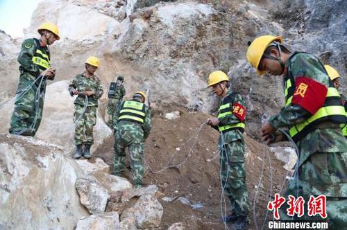 图为平乐县山体坍塌救援现场。 李斌 摄