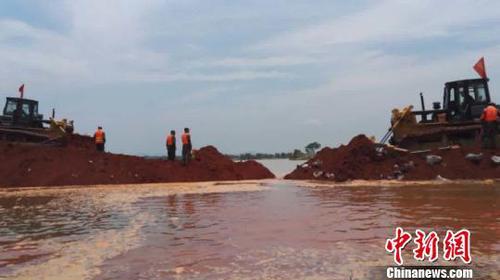 快讯：江西鄱阳县滨田河堤决口成功合龙
