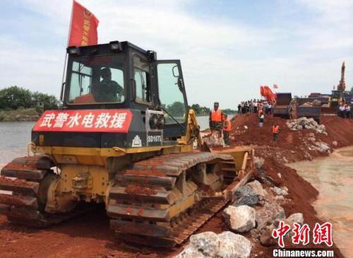 快讯：江西鄱阳县滨田河堤决口成功合龙