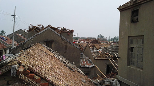 陈洋老街，这里的房屋大多建于上世纪30年代，在这次灾难中不少都成了危房。