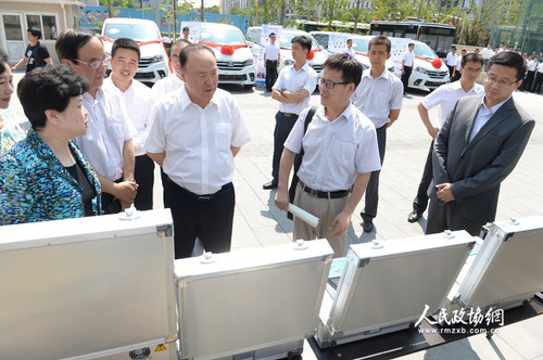 1仪式结束后，十一届全国政协副主席白立忱与委员和参会人员一起，参观了解活动捐赠的筛查设备与车辆。人民政协网记者 齐波 摄