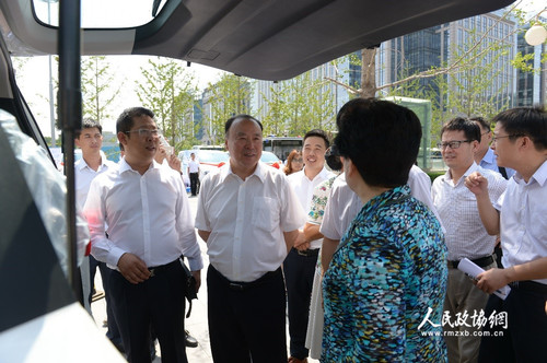 2仪式结束后，十一届全国政协副主席白立忱与委员和参会人员一起，参观了解活动捐赠的筛查设备与车辆。人民政协网记者 齐波 摄