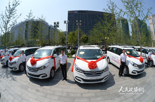 首批20台“全民健康促进工程心脑血管健康筛查车”。人民政协网记者 齐波 摄