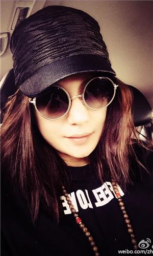 翻看赵薇的微博，除了出席活动的盛装打扮，平日的出街造型十分简单~