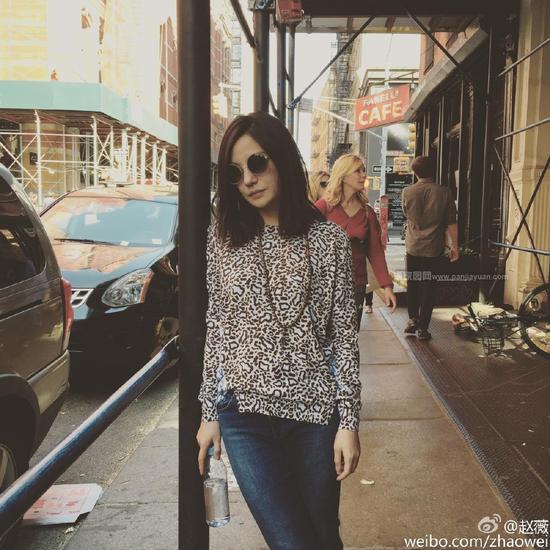 生活照、街拍照，赵薇都是搭配了木质手串，虽然没有珠宝首饰那样亮眼高调，但是却个性脱俗。