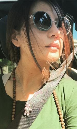 这条108颗手串的出镜率极高，大家从图片中能看出来是什么材质的吗？