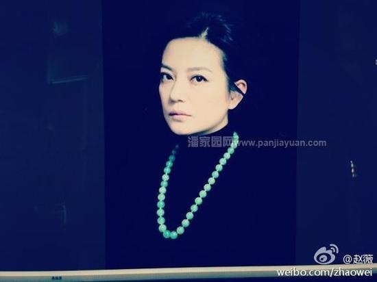 黑色的高领毛衣，搭配一条翡翠项链，彰显贵族气质。