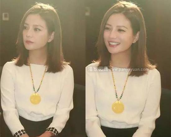 光彩夺目的亮黄色蜜蜡与白色相搭，看上去有木有一种减龄的效果~