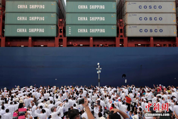 巴拿马运河扩建后开通首航 中国货轮首先通过2