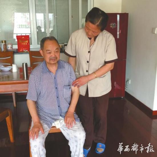 6月24日，李兴会（右）询问何泽兴老人身体情况。