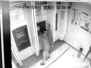 流浪汉抢钱 被抢大姐向警察求情:放他一马吧