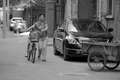 赵红英正在去群众家中