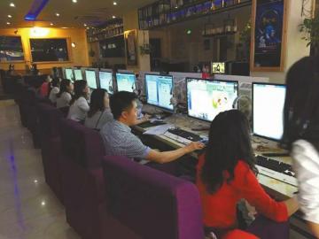 5月21日，德阳家长在网吧为孩子预约幼儿园。