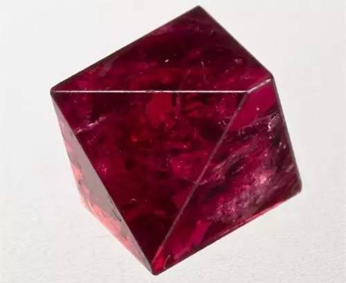 尖晶石，具有独特的八面体晶型