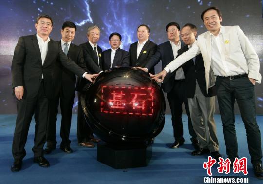 清华控股有限公司26日宣布，启动“星聚计划”和“基石计划”：未来五年，培育出超过500家资产过亿的科技创新型企业；投入500亿元研发经费，加速转化50项重大科技成果，其中不少于5项达到世界领先水平?！∽缕?摄