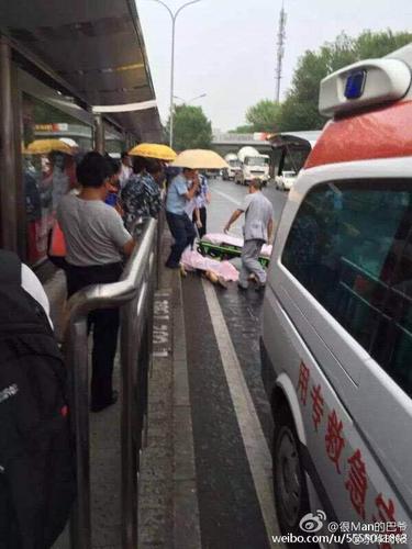 据事发现场周围居民反映，当时有三个人在上公交车时疑因踩脚发生口角，“之后打起来了，其中有两个学生模样的人是一起的，另外一个人拿出一把长20厘米左右的刀，把其中一个当场扎死，另外一个肚子上扎了几刀”。