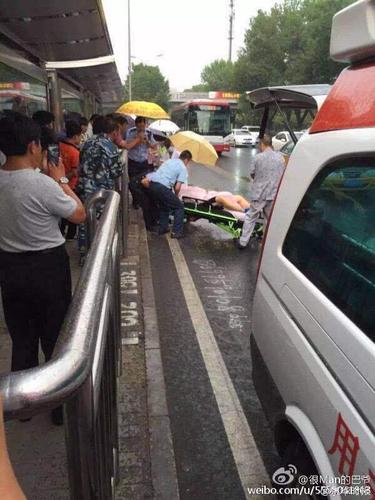 该居民表示，在三人打斗过程中，一名拉架的人也被刺中身亡，凶手随后沿附近天桥逃走，但以上说法尚未获得警方证实。目前，京华时报记者正在全速赶往现场。