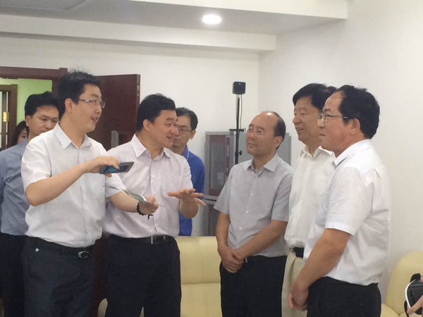 （二）新华社副社长刘思扬（），全国政协委员、国家质检总局原副局长、中国检验检疫学会会长魏传忠（右二）在新华网参观、交流。梓涵摄影