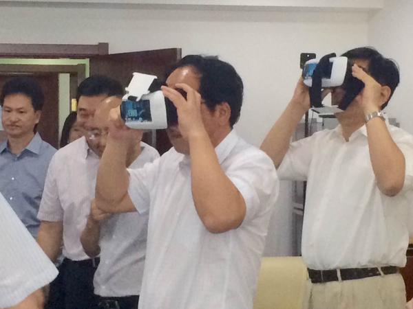 （三）与会领导在听取、体验关于ARNR技术应用项目。