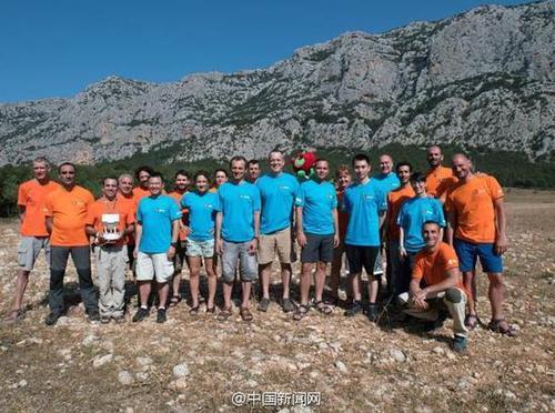 中国第二批男航天员首亮相 在意大利洞穴训练