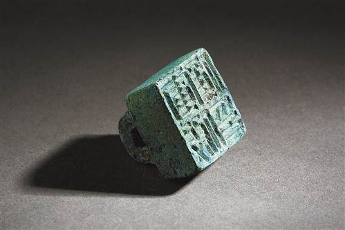 涪陵古坟坝遗址考古中，考古人员发现的“军假侯印”。（市文化遗产研究院供图）