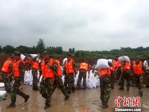 湖北阳新一截流港出现?？?1.1万人需紧急转移