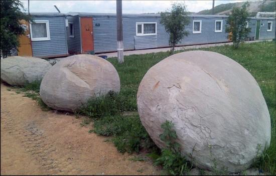 西伯利亚挖出神秘巨型球 雨水冲刷后变色