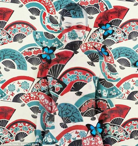 据《每日邮报》报道，艾玛-哈克是澳大利亚著名人体彩绘艺术家。近期她的作品走红网络，在Youtube获得5亿点击量。在其作品中，模特与背景融为一体。