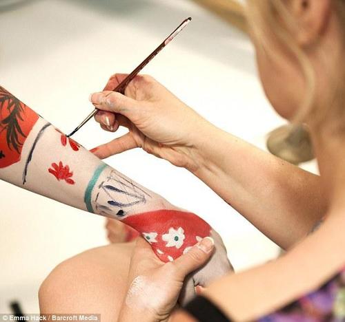 作品展上，艾玛将会现场为一位模特进行彩绘。