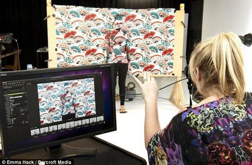 在完成作品后，艾玛会立刻为模特拍照，以保存自己的作品。