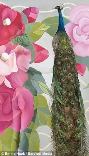 在这幅孔雀图中，我们基本看不到图里的模特。艾玛说，她的灵感主要来源于自己旅途中所见。